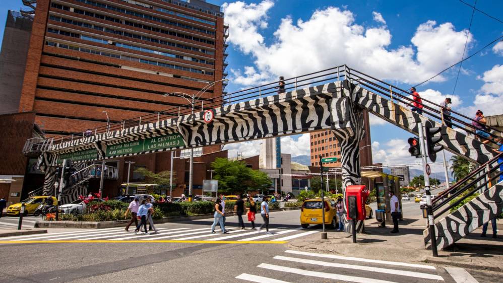 Este puente ubicado en la avenida de El Poblado es otra muestra de arte urbano en la ciudad. Foto: Carlos Velásquez
