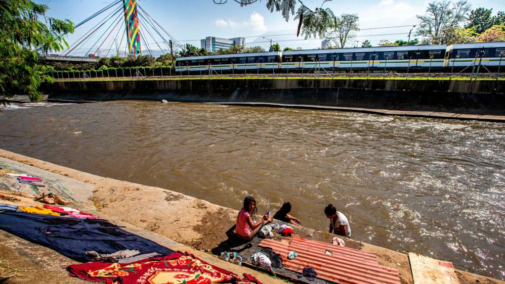 A orillas del río Medellín encontraron un lugar para bañarse, lavar la ropa, dormir en carpas y hasta nadar. Foto: Esneyder Gutiérrez Cardona 
