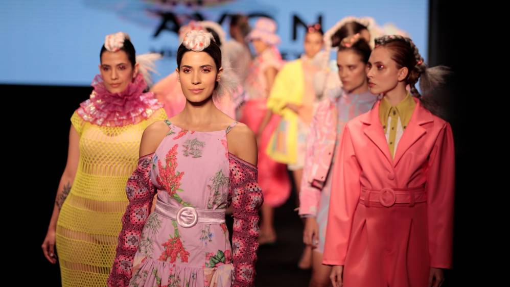 Este lunes, con el desfile “Mira de nuevo”, las prendas del colombiano Diego Guarnizo, las ecuatorianas Cindy Castro y Paulina Anda y la peruana Annaiss Yucra (imagen) abrieron estas ferias. Foto: Carlos Velásquez