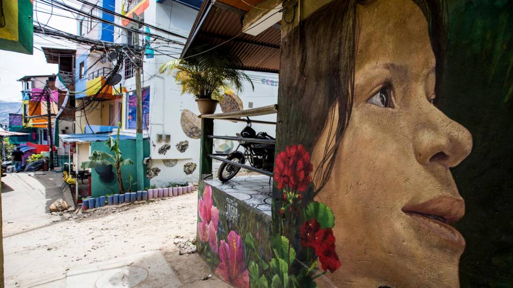 La intervención artística se realizó en las ventanas, puertas, terrazas de los barrios Balcones del Jardín, Brisas del Jardín y San José de la Cima en el sector de Manrique, comuna 3 de Medellín. Foto: Julio César Herrera