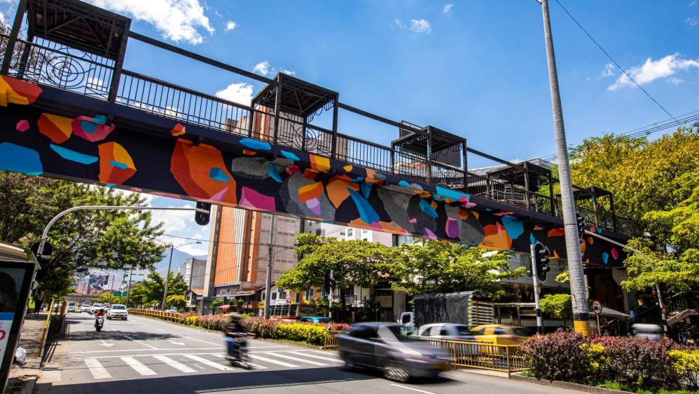 Estas estructuras de paso peatonal como el de la calle 33 fueron declaradas obsoletas por la Secretaría de Movilidad. Foto: Carlos Velásquez