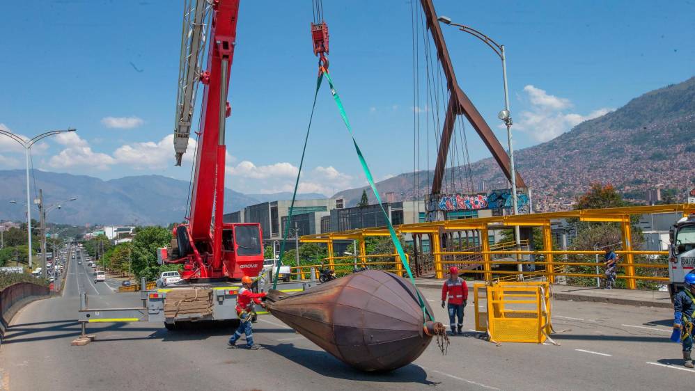 La plomada fue desmontada este domingo por funcionarios de la Alcaldía de Medellín. Foto: Esneyder Gutiérrez. Foto: Esneyder Gutiérrez