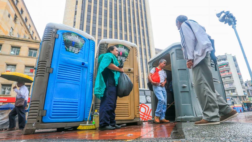 El olor a mierda y berrinche en el Centro de Medellín no es algo nuevo, pero desde hace un tiempo se salió de control. Foto: Esneyder Gutiérrez 
