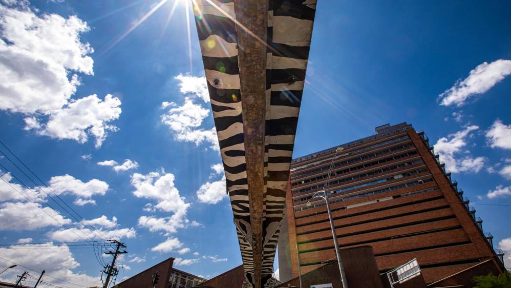 Mientras los puentes permanecen en pie los artistas aprovechan para portar sus creaciones. Foto: Carlos Velásquez