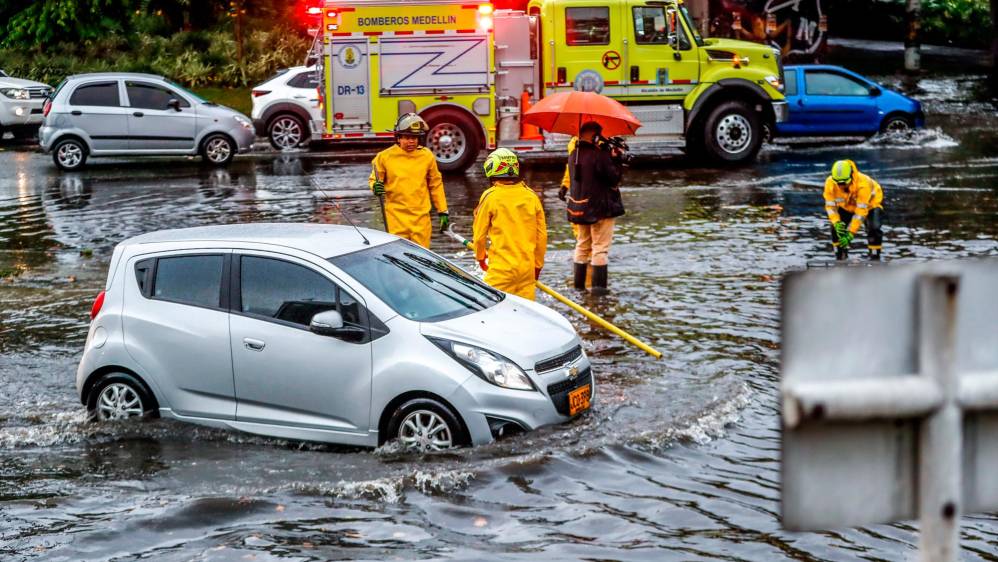 Además, como se ha vuelto habitual, en el sector de La Alpujarra se inundó el deprimido de la calle San Juan y la sede de la Personería Distrital. Foto: Camilo Suárez Echeverry