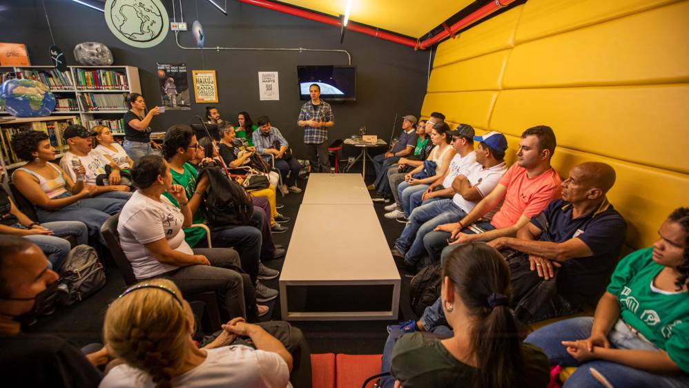 Gracias al club, a la inquietud que despertó, El Explora adaptó el Acuario para que los ciegos pudieran disfrutarlo también: antes, para ellos, era un simple vidrio. Ahora, pueden escuchar el ambiente acuático y sentir las texturas de peces, almejas y corales. Foto: Carlos Velásquez
