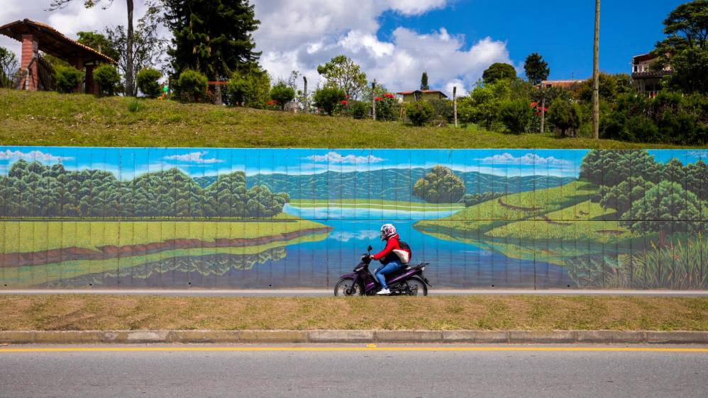 En el recorrido se aprecian pinturas a gran formato que muestran la diversidad de paisajes antioqueños. Foto: Carlos Velásquez