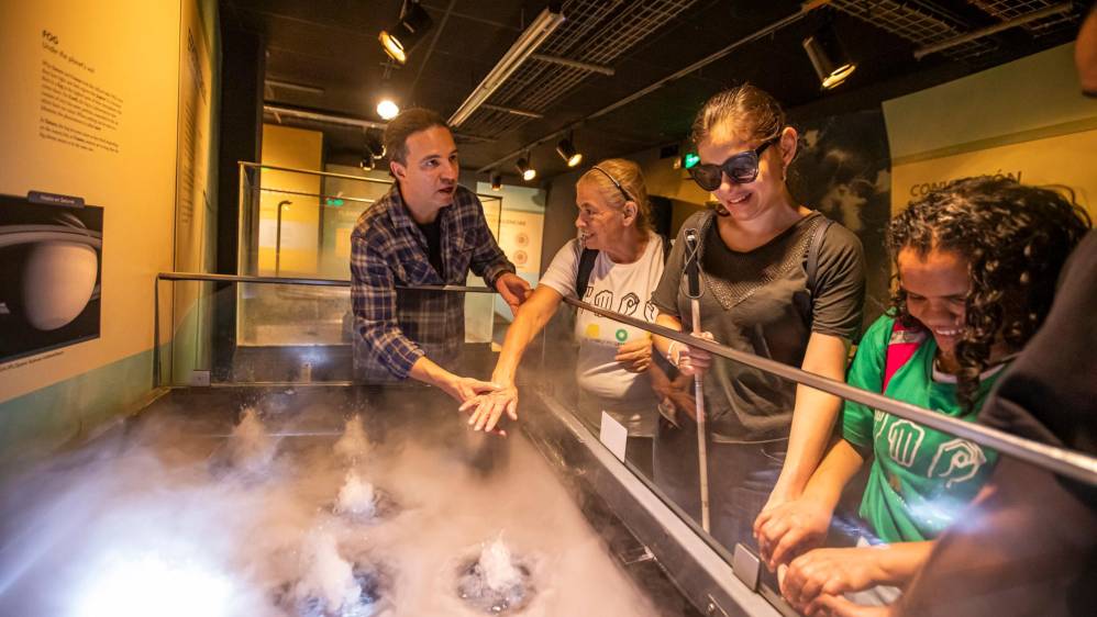 El Planetario de Medellín tiene un club de astronomía para ciegos llamado El Ojo Sonoro. Foto: Carlos Velásquez 