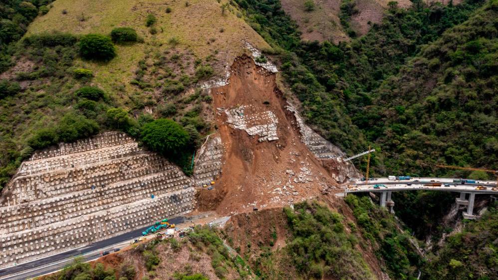 Cayeron miles de metros cúbicos de tierra sobre el nuevo corredor vial, el cual aún no se encuentra en operación. Foto: Camilo Suárez Echeverry