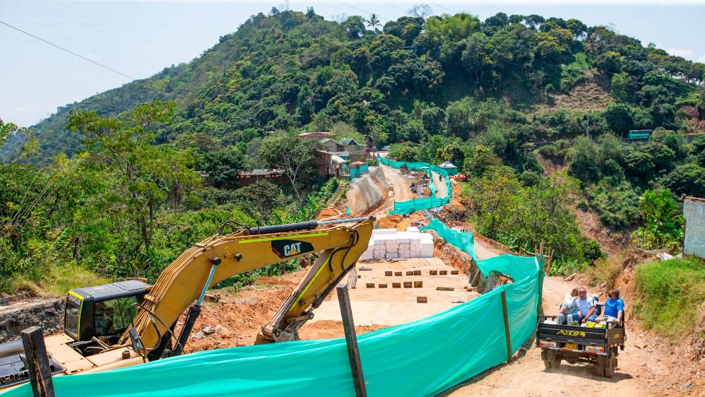 La Concesión Pacífico Dos informó que los trabajos en el tramo Santa Bárbara - La Pintada en el sector La Quiebra del Guamito, donde la vía colapsó en mayo del año pasado, están avanzando a buen ritmo y que el 30 de abril la carretera será puesta de nuevo al servicio, al menos para vehículos pequeños. Foto: Esneyder Gutiérrez 