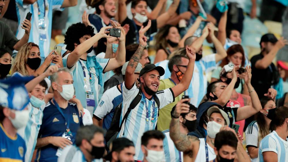 Los pocos asistentes Argentinos que pudieron ingresar al estadio, disfrutaron del nuevo titulo Argentino. Foto: EFE