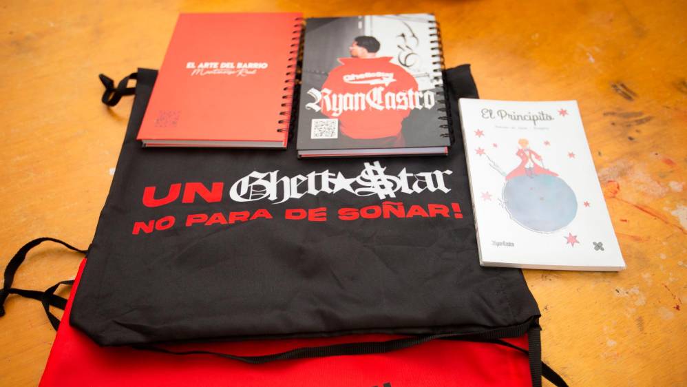 También entregó kits escolares que tenían cuaderno, bolso y el libro de El Principito. FOTO Esneyder Gutierrez