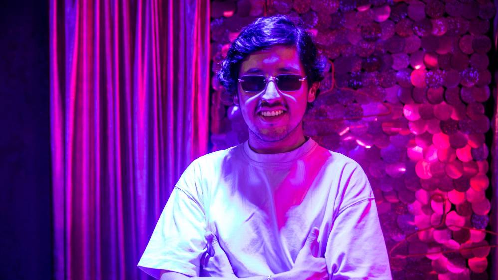 Miguel Ángel León Moyano es muchas cosas al tiempo y para definirlo como diseñador hay que pensar en lo pop, la arquitectura, lo print, el color y lo urbano. Nació en Ecuador y hace 11 vive en Medellín, la ciudad donde ha cumplido parte de sus sueños. Foto: Carlos Velásquez