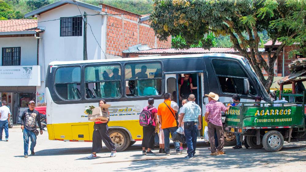 Los habitantes deben hacer transbordo para pasar al otro lado y llegar a Santa Bárbara, lo que complica sus vidas y también las encarece. Foto: Esneyder Gutiérrez 