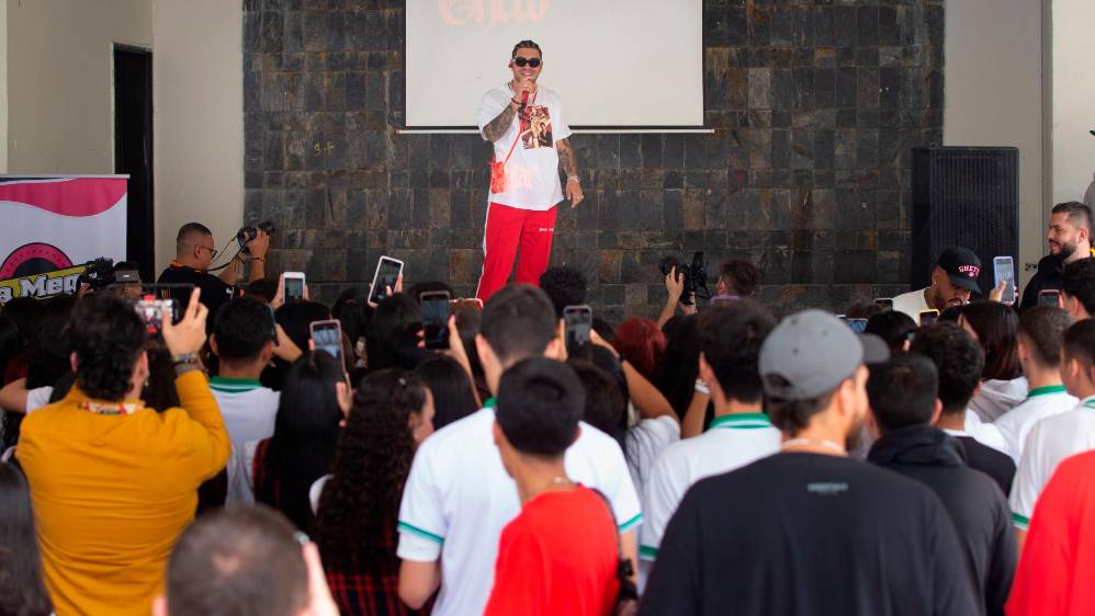 Ryan Castro aprovechó para entregar un mensaje de positivismo a los jóvenes de su colegio. FOTO Esneyder Gutierrez