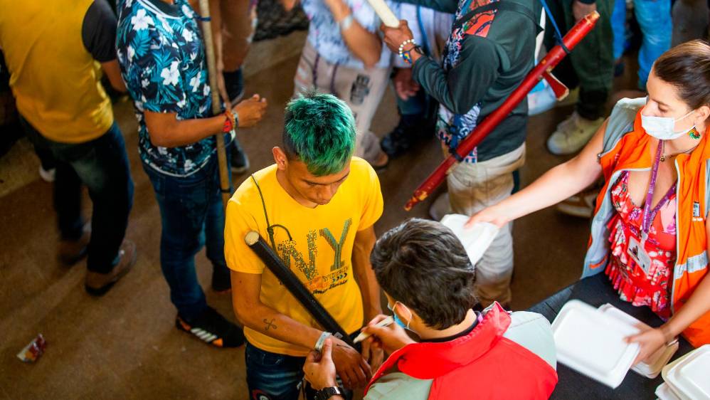 La guardia indígena es quien controla la logística en el coliseo en las diferentes actividades que se desarrollan en el lugar. Foto: Esneyder Gutiérrez 
