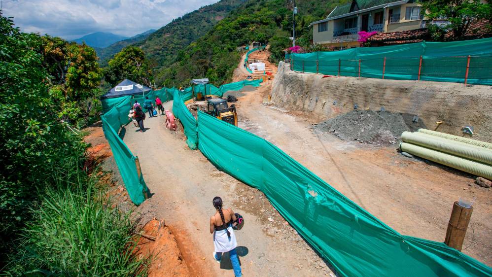 Varios restaurantes y negocios ubicados a bordo de la vía debieron cerrar porque no hay clientes por atender. Foto: Esneyder Gutiérrez 
