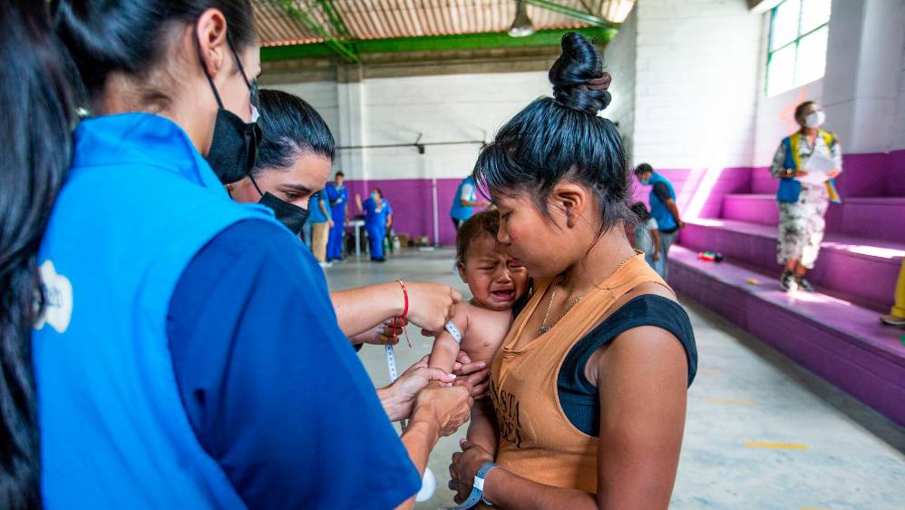 Funcionarios de Buen Comienzo realizan en el lugar valoración de crecimiento y desarrollo para conocer el estado de salud de los menores. Foto: Esneyder Gutiérrez 