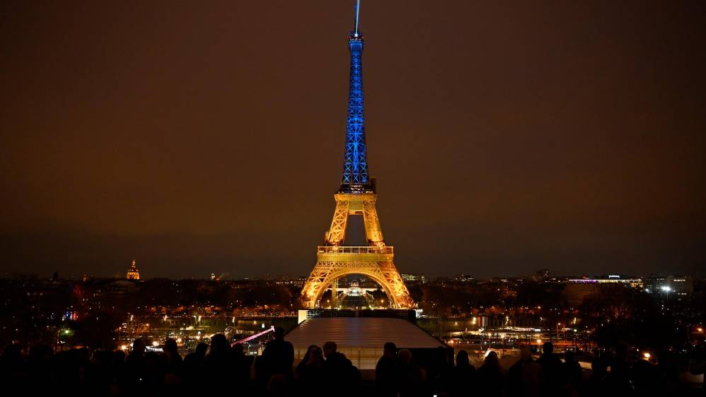 La Torre Eiffel en París, Francia se ilumina con los colores azul y amarillo de la bandera de Ucrania, como muestra de solidaridad con el país que sufre la invasión rusa la cual inició el 24 de febrero del 2022. FOTO: GETTY
