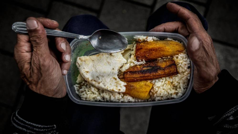 Son muchos los colombianos que prefieren llevar sus alimentos al trabajo. Foto: Camilo Suárez Echeverry