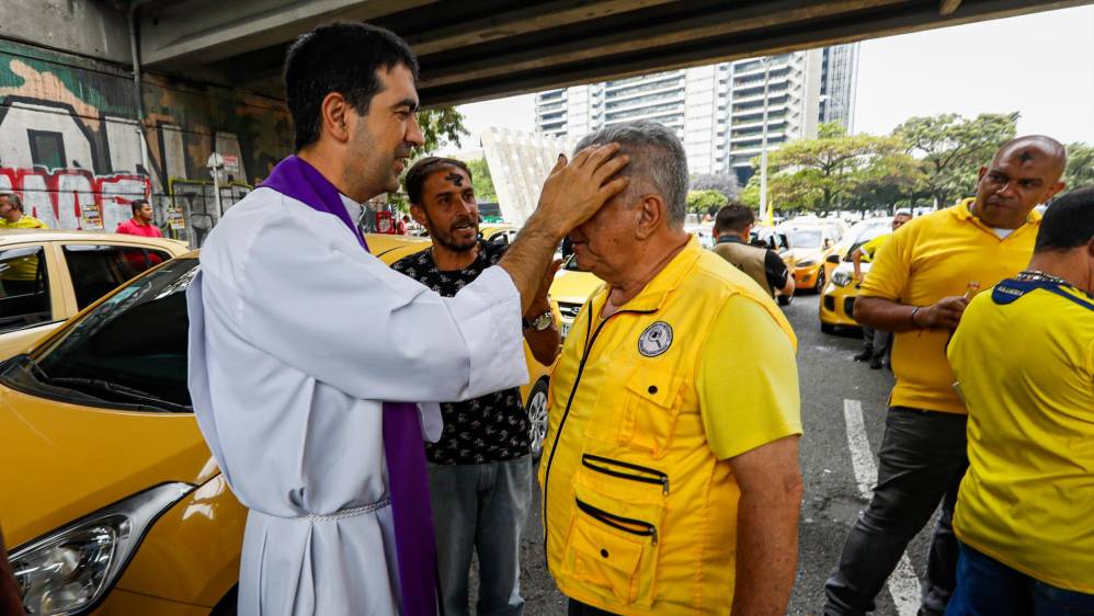 Mientras colocaba la ceniza el padre comenta” si todos volvieran a Dios no habrían injusticias ni corrupción y abriendo las puertas del corazón no se necesitaría hacer mas paros”. Foto: MANUEL SALDARRIAGA QUINTERO