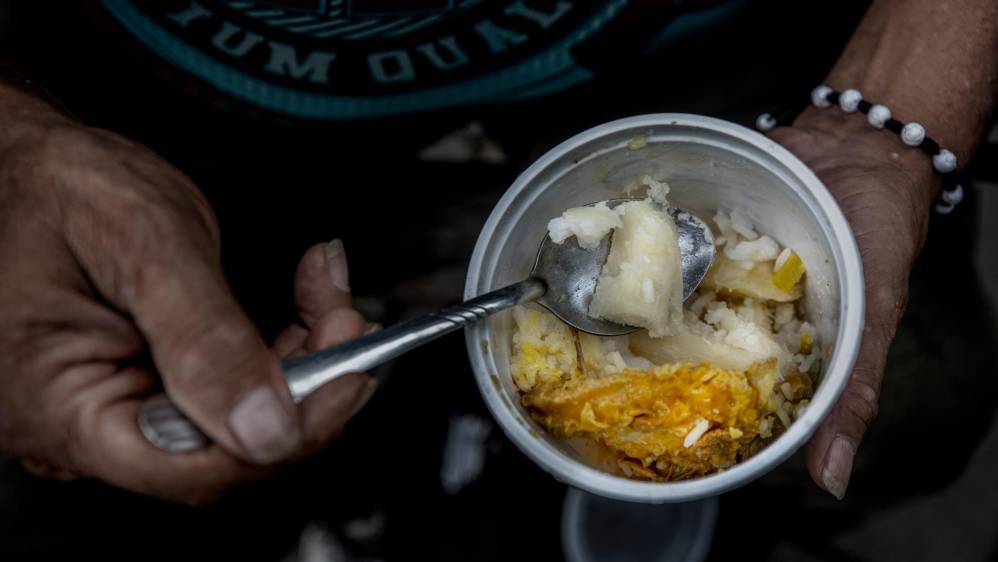 El sabor casero es otro de los motivos por lo que la mayoría de trabajadores prefieren la coca preparada en casa. Foto: Camilo Suárez Echeverry