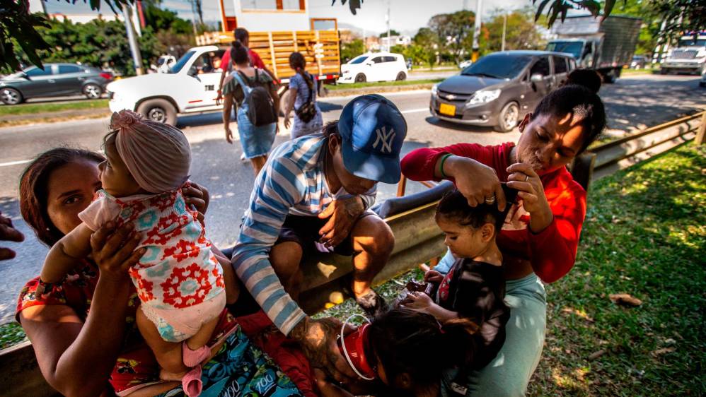 Para conseguir la comida y los pasajes para llegar al Urabá, algunos de los adultos han conseguido trabajos informales y temporales. También pidieron solidaridad de los paisas. Foto: Esneyder Gutiérrez Cardona 
