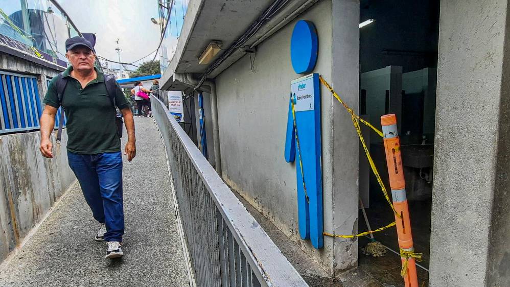 Uno de los baños está clausurado por reparaciones, pero hay varios con problemas de infraestructura. Foto: Carlos Velásquez