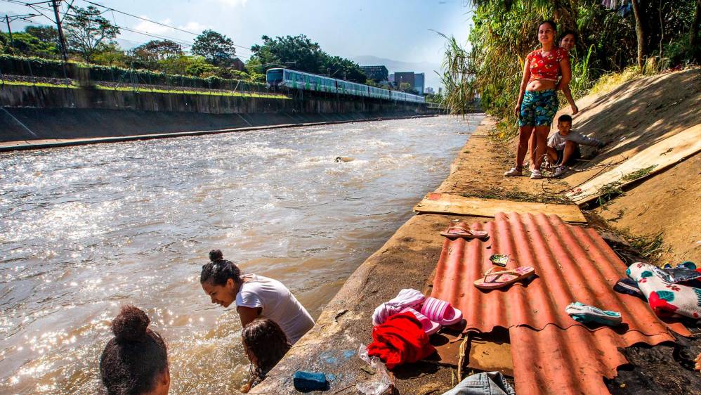 Las familias, que suman alrededor de 40 personas, llegaron por casualidad a la orilla del río, tras bajarse de un bus en la Terminal del Norte. Foto: Esneyder Gutiérrez Cardona 