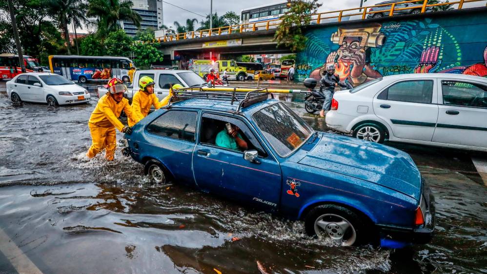 Aguacero dejó calles inundadas en el Centro, árboles caídos, granizo y 77 rayos en solo 30 minutos. Foto: Camilo Suárez Echeverry