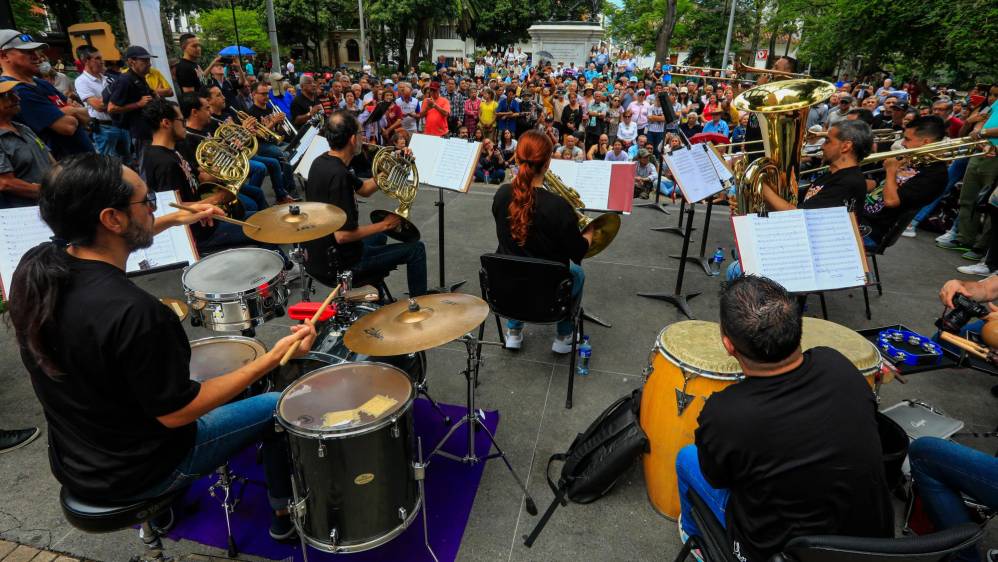 Los músicos comenzaron a las once en punto, a la hora pactada, un recital que se extendió durante una hora exacta. Foto: MANUEL SALDARRIAGA QUINTERO.