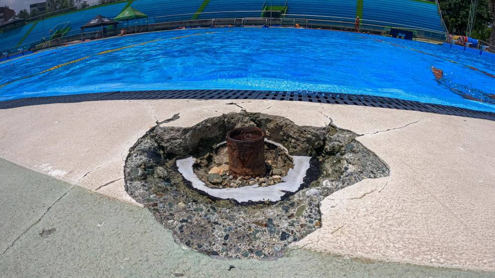 En la piscina se hizo una inversión para repararla hace un año y ahora está más deteriorada, con más huecos que antes. Foto: Carlos Velásquez