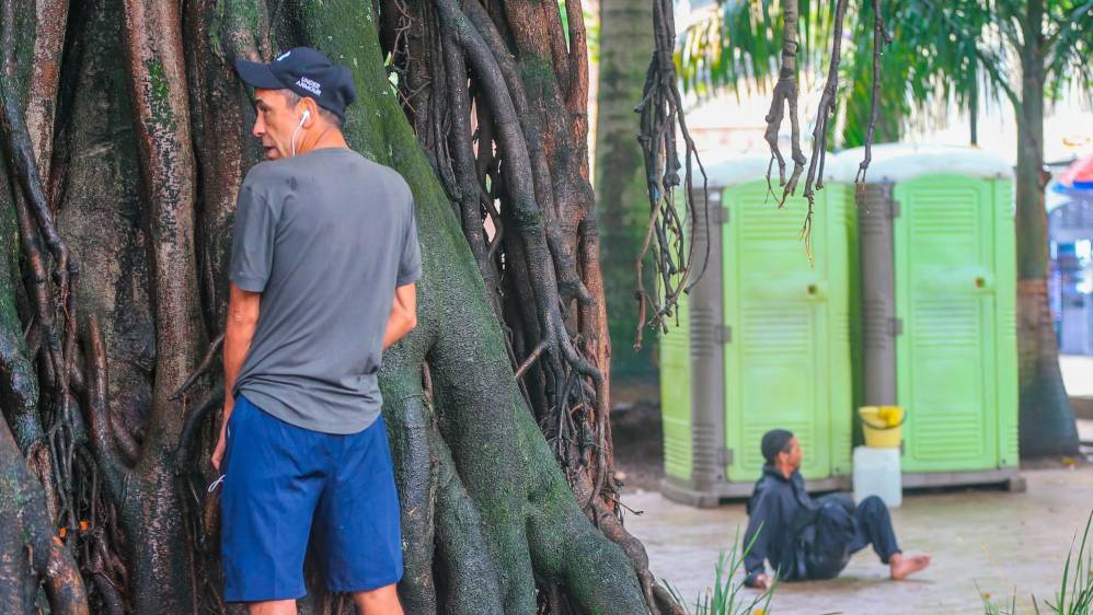 A cualquier hora algunas personas orinan y ensucian en las jardineras. La verdad es que de muy poco sirven”, comenta una vendedora del sector del centro. Foto: Esneyder Gutiérrez 