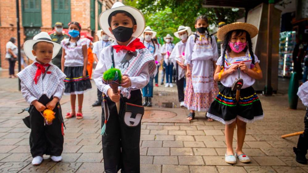 En caballitos de palo, los niños galoparon por Guayaquil En caballitos de palo, los niños galoparon por Guayaquil