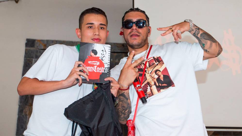Los estudiantes querían foto con su ídolo, el que recorrió esas mismas aulas de clase. FOTO Esneyder Gutierrez