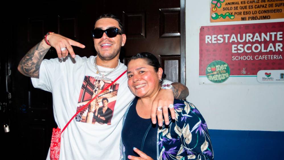 La profesora Nidia, muy orgullosa de su alumno. FOTO Esneyder Gutierrez