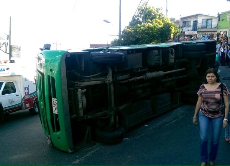 Un bus alimentador del metro de Medellín se volcó este martes en la calle 98 con carrera 84, barrio El Picacho, occidente de Medellín. FOTO CORTESÍA