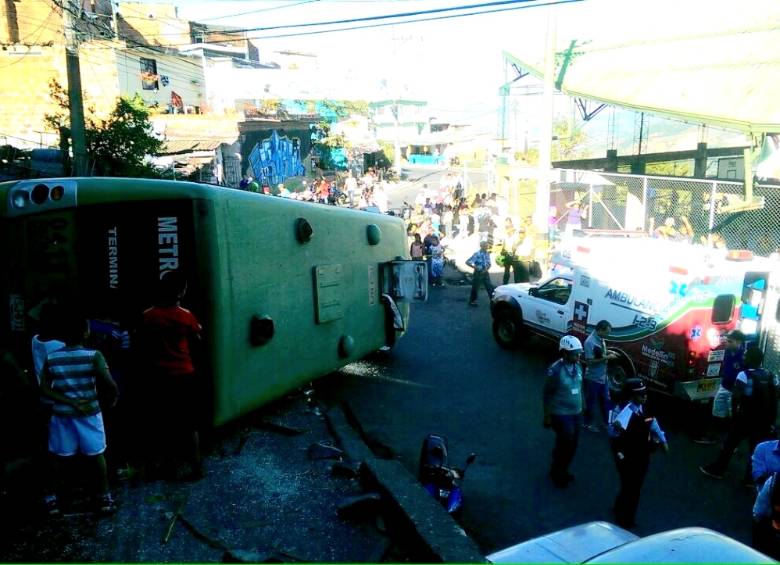 Un bus alimentador del metro de Medellín se volcó este martes en la calle 98 con carrera 84, barrio El Picacho, occidente de Medellín. FOTO CORTESÍA