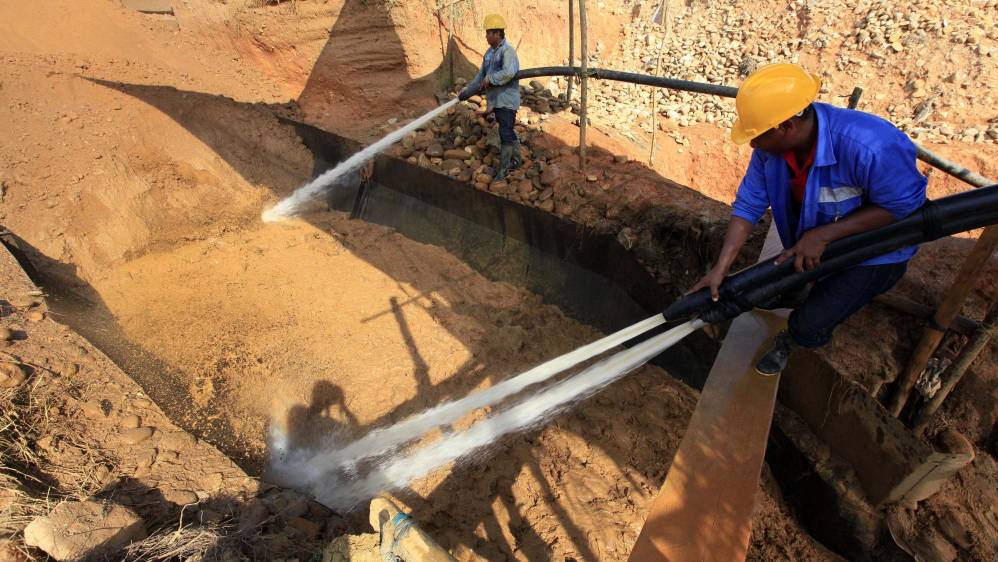 Los mineros lavan con mangueras a presión toneladas de tierra durante las 24 horas del día, en dos turnos, de 6:00 a.m. a 4:00 p.m.