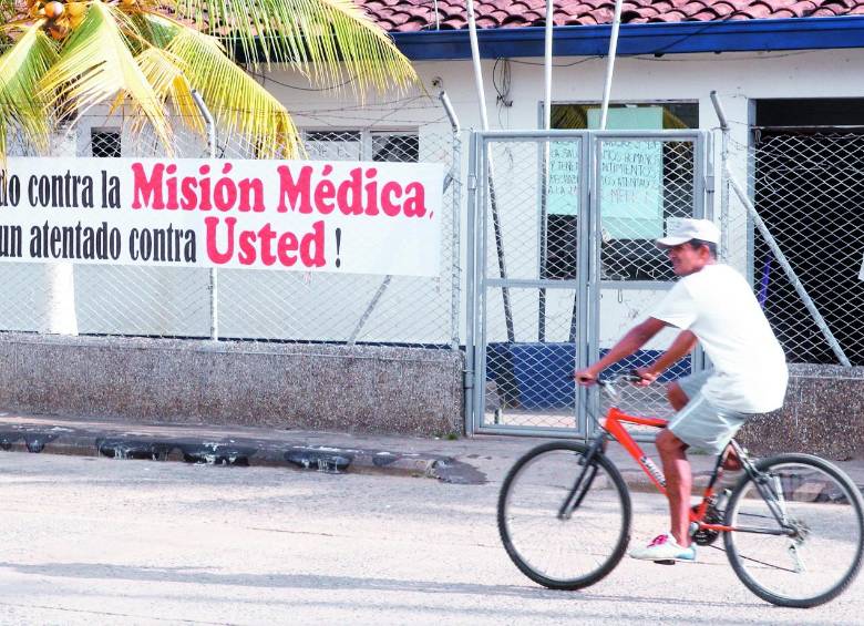 Algunos carteles fueron instalados por la comunidad en el Hospital Nuestra Señora de El Carmen, como protesta por el asesinato. FOTO Manuel Saldarriaga 
