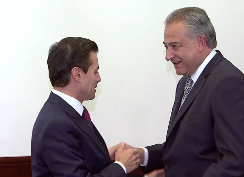 Enrique Peña Nieto y Óscar Naranjo. FOTO COLPRENSA