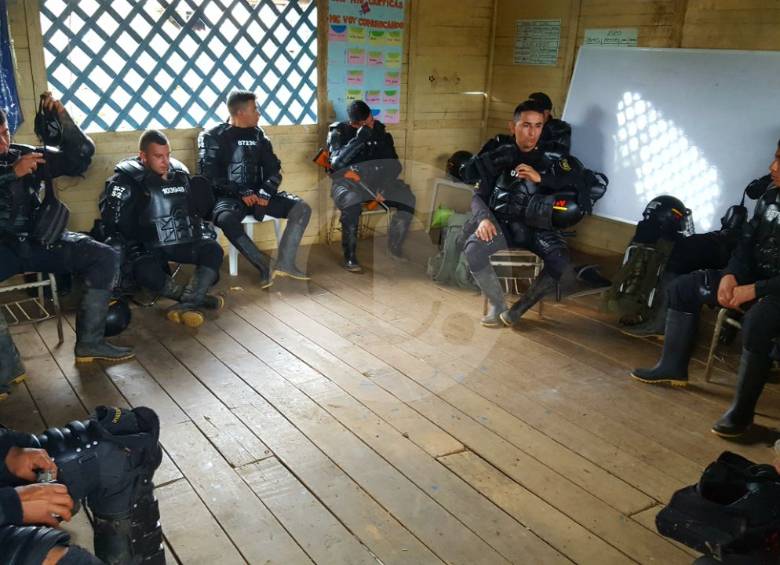 Los agentes del Esmad están retenidos en el segundo piso de la escuela. FOTO: Cortesía Winston Viracachá