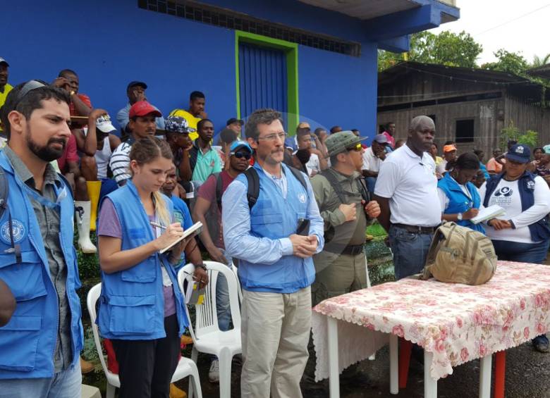 La delegación de funcionarios dialogan con los campesinos para buscar la liberación de los agentes. FOTO: Cortesía Winston Viracachá