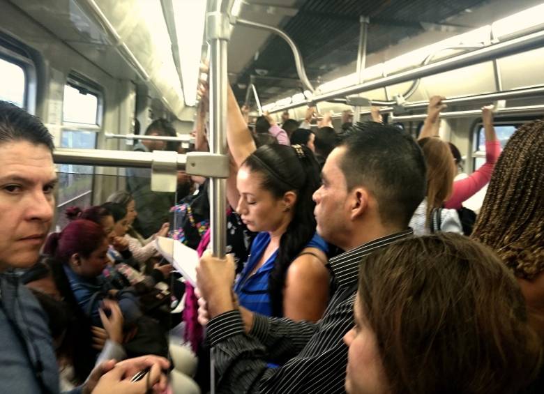El caótico metro de las horas pico El caótico metro de las horas pico