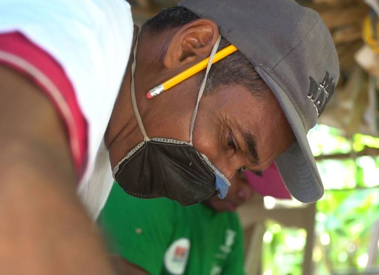 En un taller transforman los residuos que hallan en las playas. FOTO: ARCAPEC