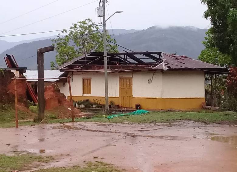 Viviendas destechadas por causa de un aguacero y un vendaval que afectó al corregimiento de El Aro en Ituango. FOTO CORTESÍA DAPARD