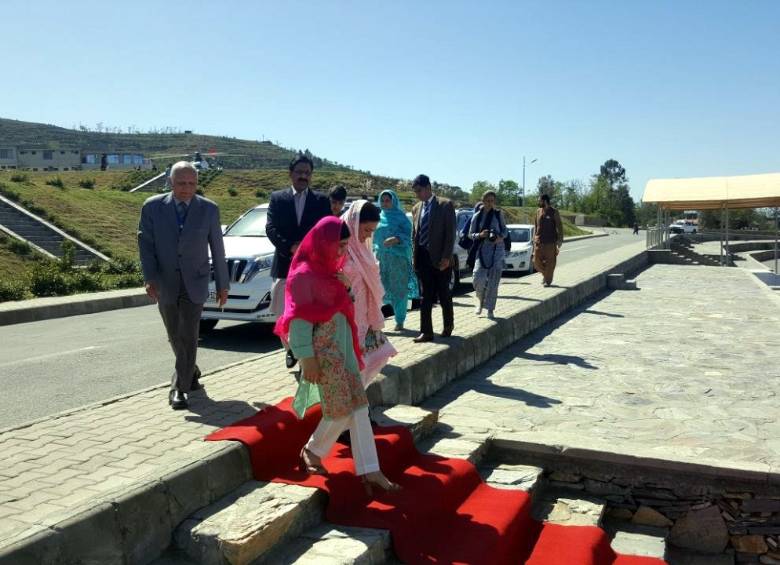 Con discreción, Malala terminó visita a su país, Pakistán