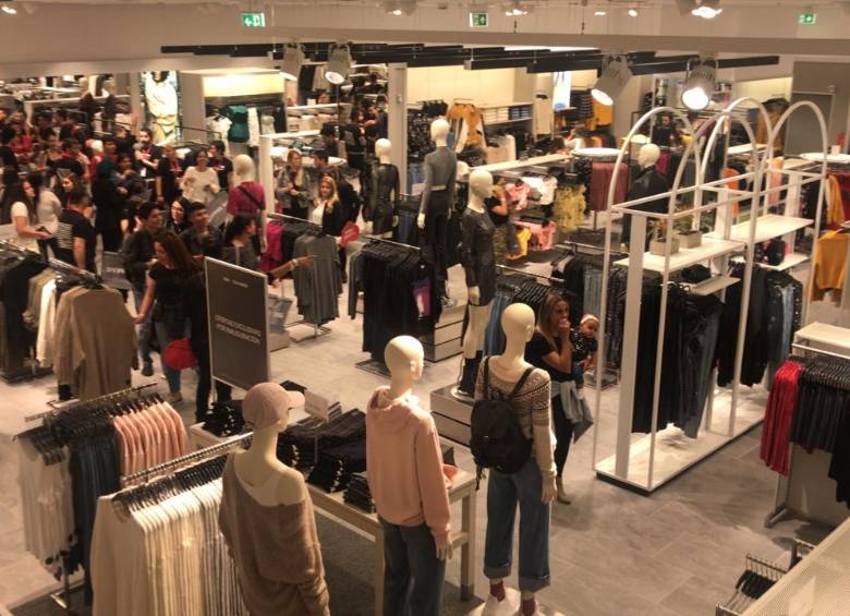 H&M abre su primera tienda en Medellín con lleno total