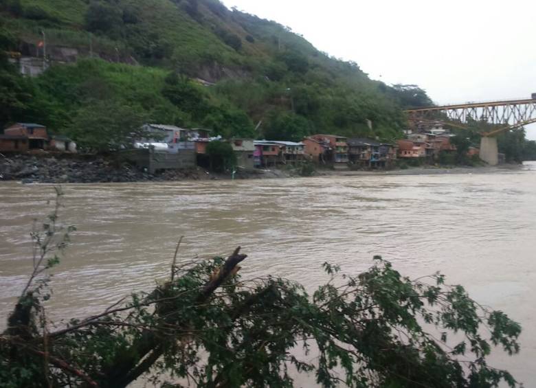 Creciente del Cauca por destaponamiento de túnel dejó 600 damnificados