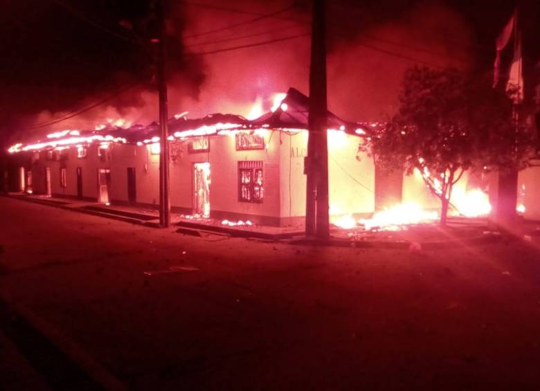 Además de las instalaciones de la Alcaldía, también resultaron afectados el Concejo y la Casa de Justicia. FOTOS Cortesía y Twitter @candelinajolie